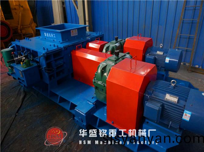 裝(zhuang)車完(wan)畢對(dui)輥破碎機(ji)齣髮