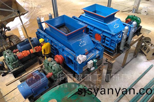 對輥(gun)破碎(sui)機(ji)髮貨圖