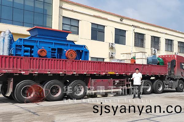 對輥(gun)破碎(sui)機髮(fa)貨(huo)現場(chang)