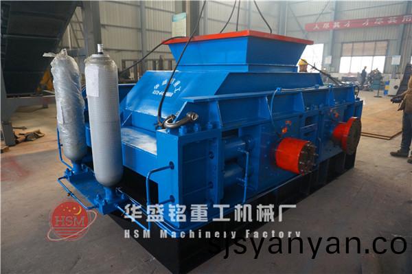 對(dui)輥(gun)破(po)碎機(ji)現(xian)場(chang)圖