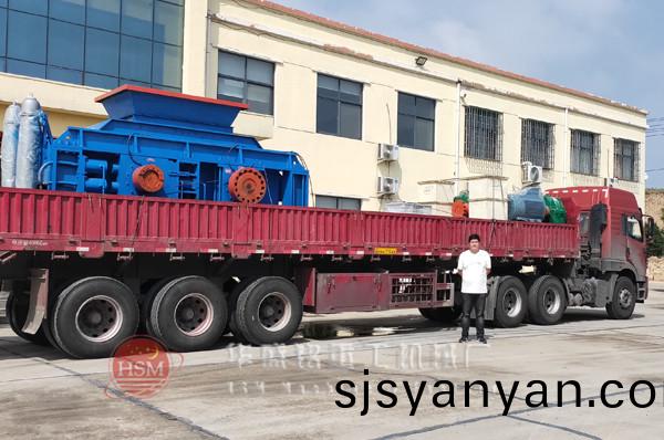 四(si)輥破碎機(ji)圖(tu)片(pian)