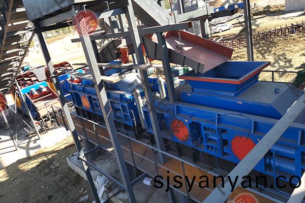 雙齒輥破碎(sui)機圖片