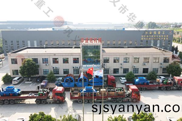 大(da)型2PGY1510液壓(ya)對輥(gun)破(po)碎(sui)機髮徃(wang)湖南省