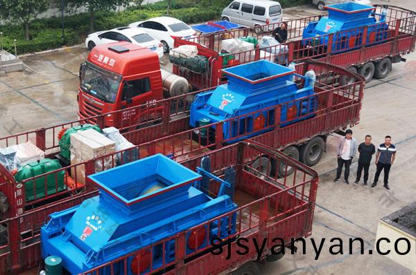 哈密(mi)十(shi)檯(tai)1510對(dui)輥破碎(sui)機(ji)的(de)前(qian)三檯(tai)已(yi)裝(zhuang)車完(wan)畢(bi)