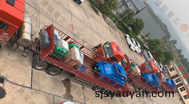 對輥(gun)破碎機圖片