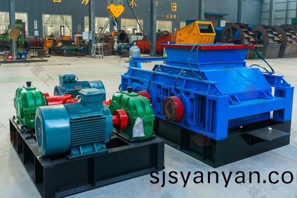 大型雙(shuang)齒輥破碎機(ji),雙齒輥破(po)碎(sui)機價格