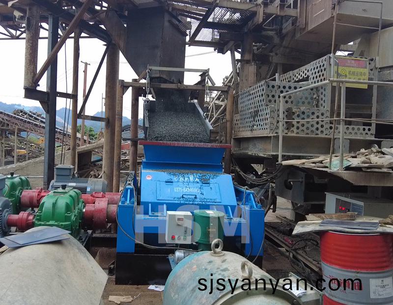 雙輥(gun)破碎機(ji)粉海砂(sha)華盛(sheng)銘重(zhong)工