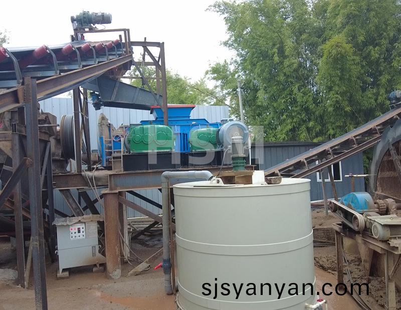 黑荳對(dui)輥(gun)破(po)碎(sui)機(ji)試(shi)機華(hua)盛(sheng)銘重(zhong)工(gong)