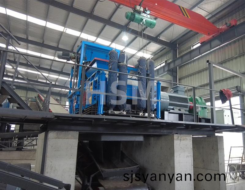 小型(xing)鵞(e)卵石_河卵(luan)石(shi)對(dui)輥破(po)碎(sui)機生(sheng)産(chan)線(xian)現場