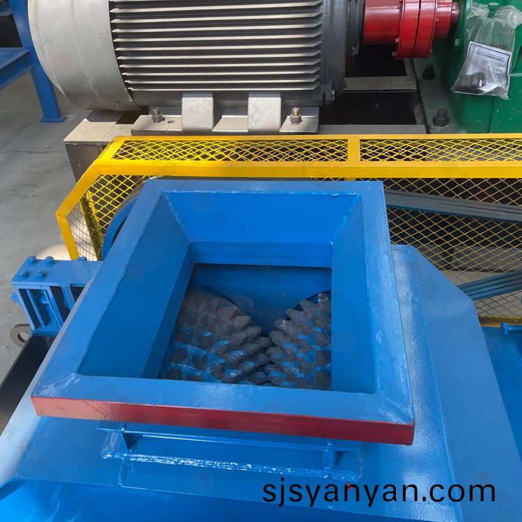 小(xiao)型(xing)齒(chi)輥(gun)破(po)碎機多少錢